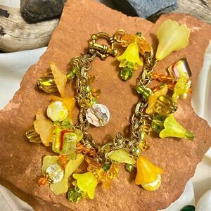 Bracelet beads that look like flowers yellows and pastel green crystals 81/2 in